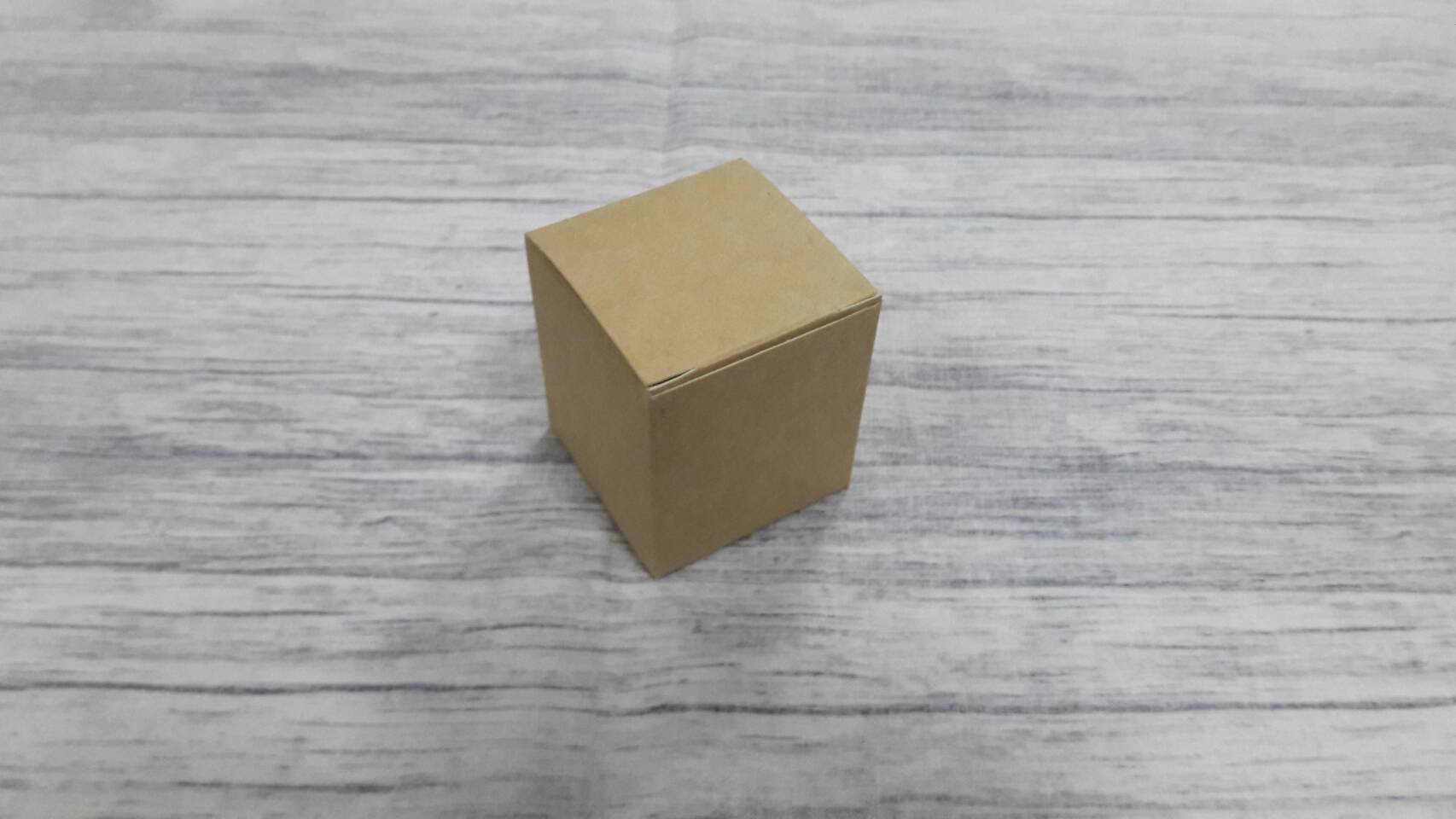 กล่องเอนกประสงค์ สีคราฟท์น้ำตาลอ่อน 5x5x5.5 ซม. แบบทรงฝาปิดเปิด ท้ายก้นขัด กล่องของขวัญ กล่องเครื่องสำอางค์ ราคา 205 บาทต่อแพ็ค(50 ใบ)