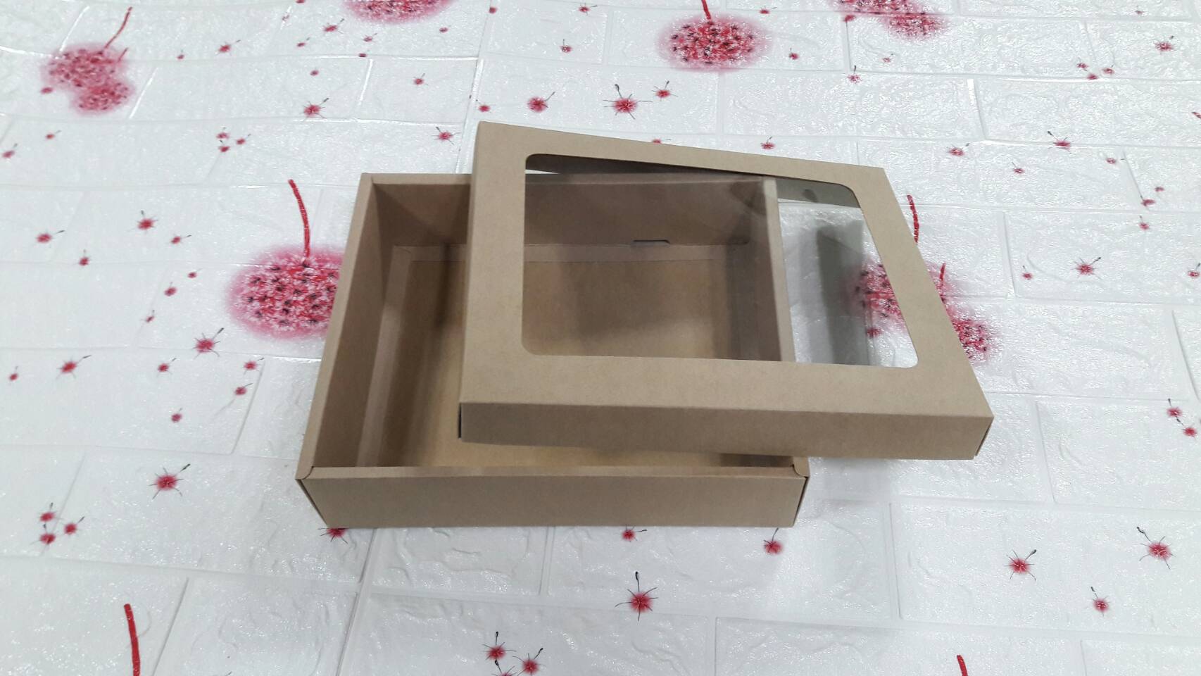 กล่องฝาครอบ กล่องของขวัญ กล่องของที่ระลึก กล่องอเนกประสงค์ กล่องของใช้ ขนาด 22.7 x 27.4 x 6.5 ซม. กล่องพวงมาลัย กล่องใส่ผ้าไหม สีคราฟท์น้ำตาลเข้ม มีหน้าต่างพลาสติก ราคา 670 บาทต่อแพ็ค (20 ใบ)