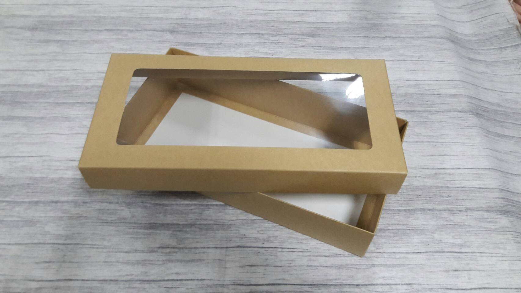 กล่องแบบมีฝาครอบ กล่องอเนกประสงค์ ขนาด 15 x 31 x 6.5 ซม. สีคราฟท์น้ำตาลอ่อน แบบมีหน้าต่างพลาสติก ราคา 535 บาท ต่อแพ็ค(20 ใบ)