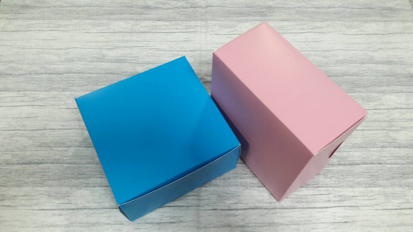 กล่องคัพเค้ก 4 ชิ้น (แบบไม่มีฐานรอง) กล่องเค้กครึ่งปอนด์ กล่องขนม กล่องสแน็ค Snack Box กล่องคอฟฟี่เบรค สีฟ้า ขนาด 15.0x15.0x7.6 ซม.(แพ็คละ 150 บาทต่อ 20ใบ)