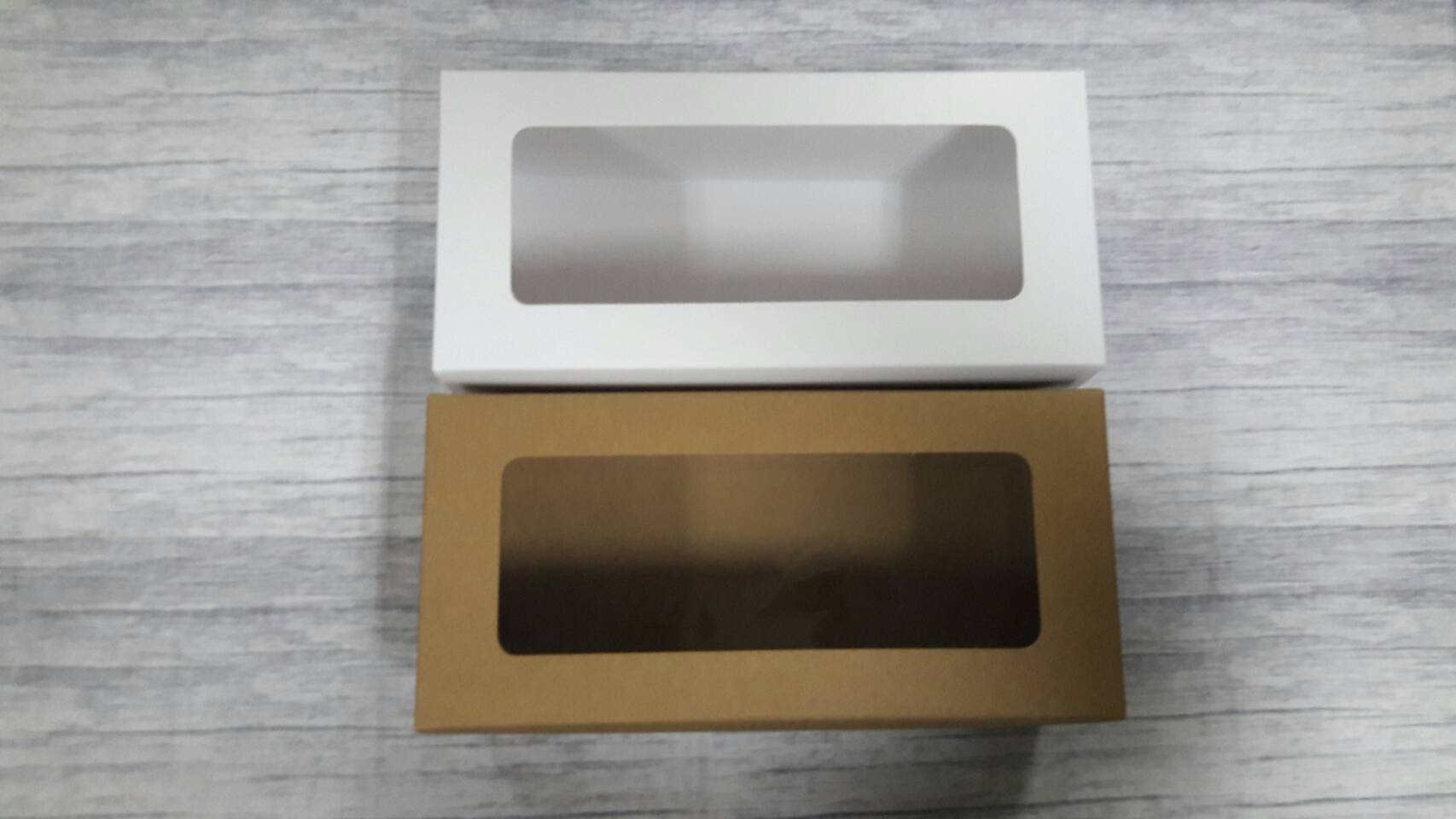 กล่องของขวัญ กล่องแบบมีฝาครอบ กล่องอเนกประสงค์ ขนาด 12.0 x 26.0 x 9.5 cm. สีขาว (แบบมีหน้าต่างพลาสติก) ราคา 530 บาท ต่อแพ็ค (20 ใบ)