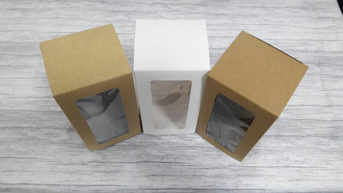 กล่องของขวัญ กล่องอเนกประสงค์ สีขาว ขนาด 8.5x7.5x18 ซม. กล่องของที่ระลึก กล่องเครื่องสำอางค์ กล่องของใช้ กล่องแบบฝาหัวท้าย มีหน้าต่างพลาสติก ราคา 165 บาทต่อแพ็ค(20 ใบ)