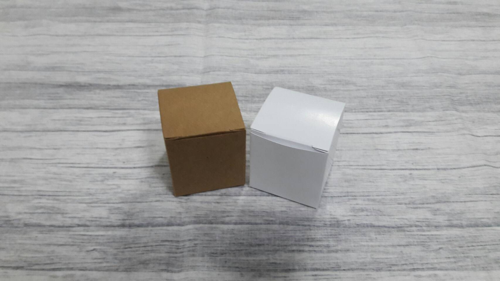 กล่องเอนกประสงค์ แบบทรงฝาปิดเปิด ท้ายก้นขัด กล่องของขวัญ กล่องเครื่องสำอางค์ ขนาด สีคราฟท์น้ำตาลเข้ม ขนาด 5x5x5.5 ซม.ราคา 190 บาทต่อแพ็ค(50 ใบ) กระดาษหนา 225 แกรม