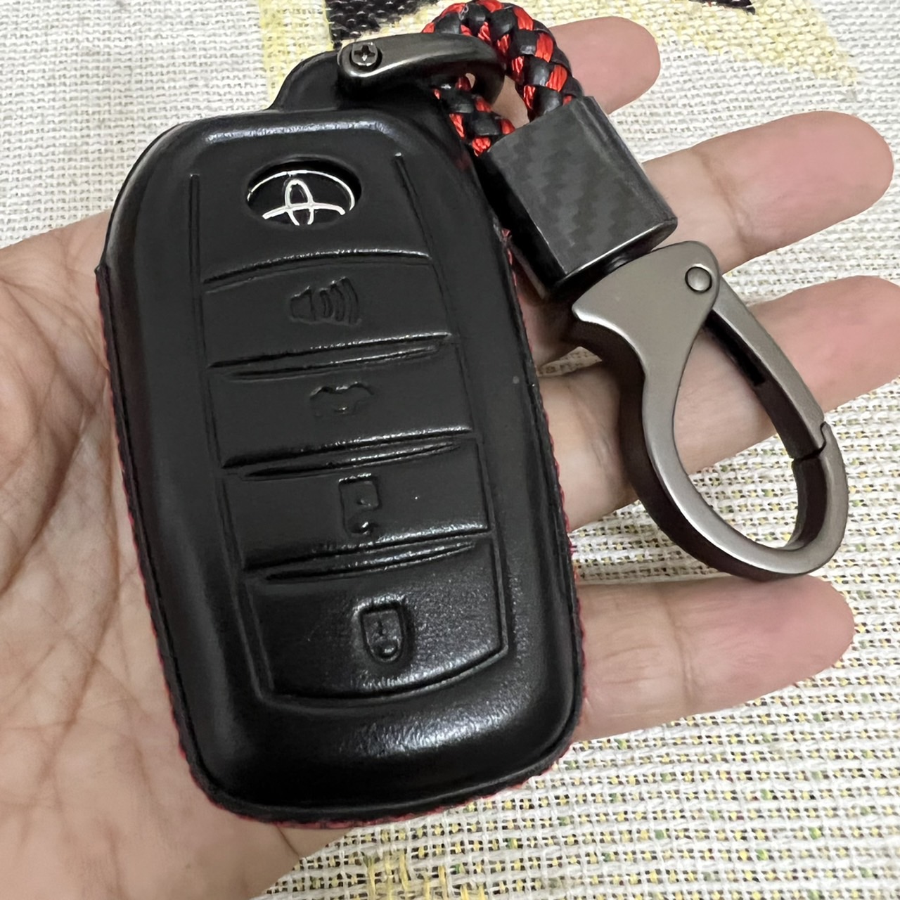 เคสหนังรีโมทรถ Toyota Fortuner Leader แบบ 4 ปุ่ม Fortuner GR Sport, Legender 2022 งานหนังด้ายแดง (Leather Key Case Key) พร้อมพวงกุญแจคล้องหูกางเกงหัวโลหะหมุนได้ 360 องศา