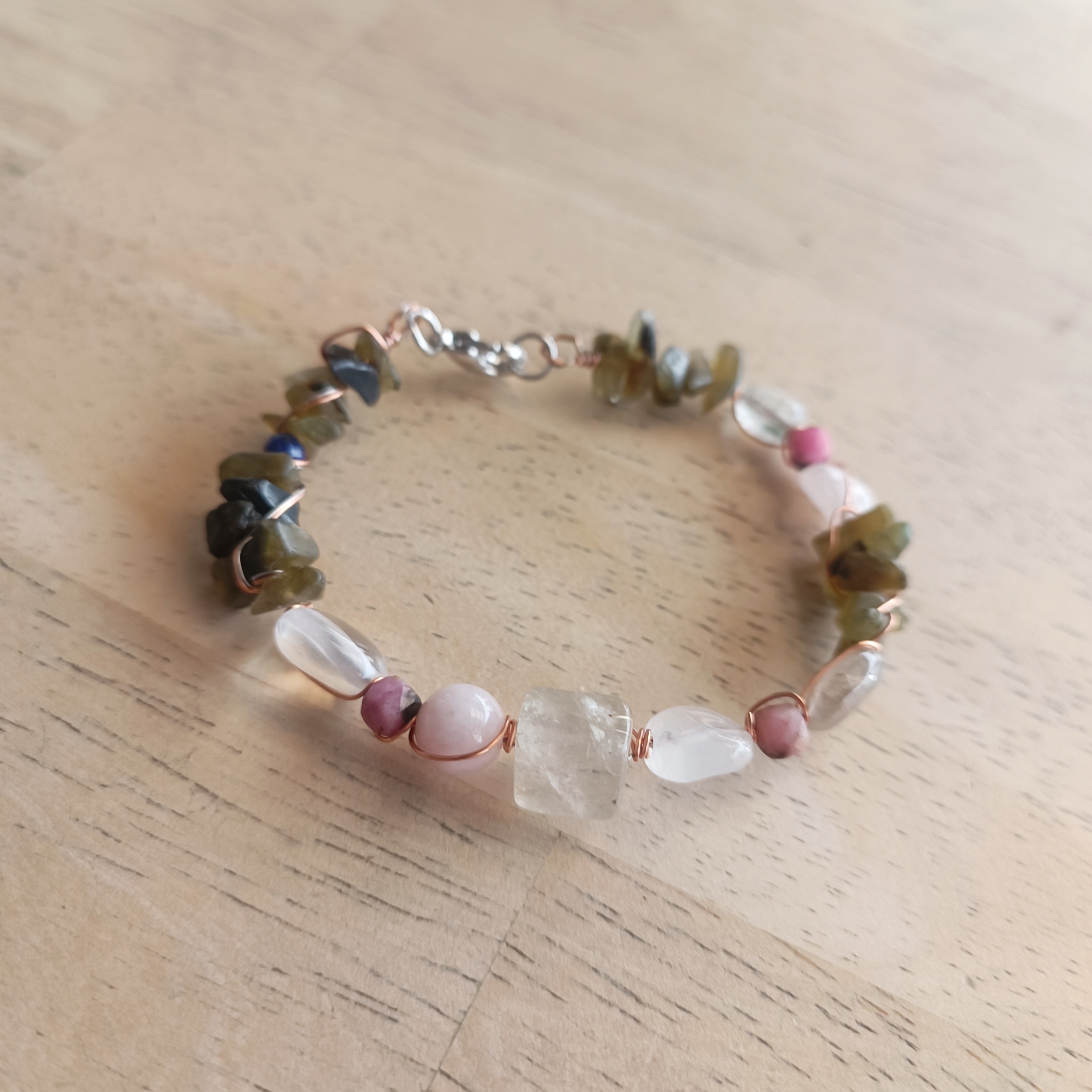 สร้อยข้อมือหินแท้ "Twisted" Labradorite+ Rose Quartz + ไหมทอง Bracelet (เจรจาเรียกทรัพย์ เมตตามหานิยม)