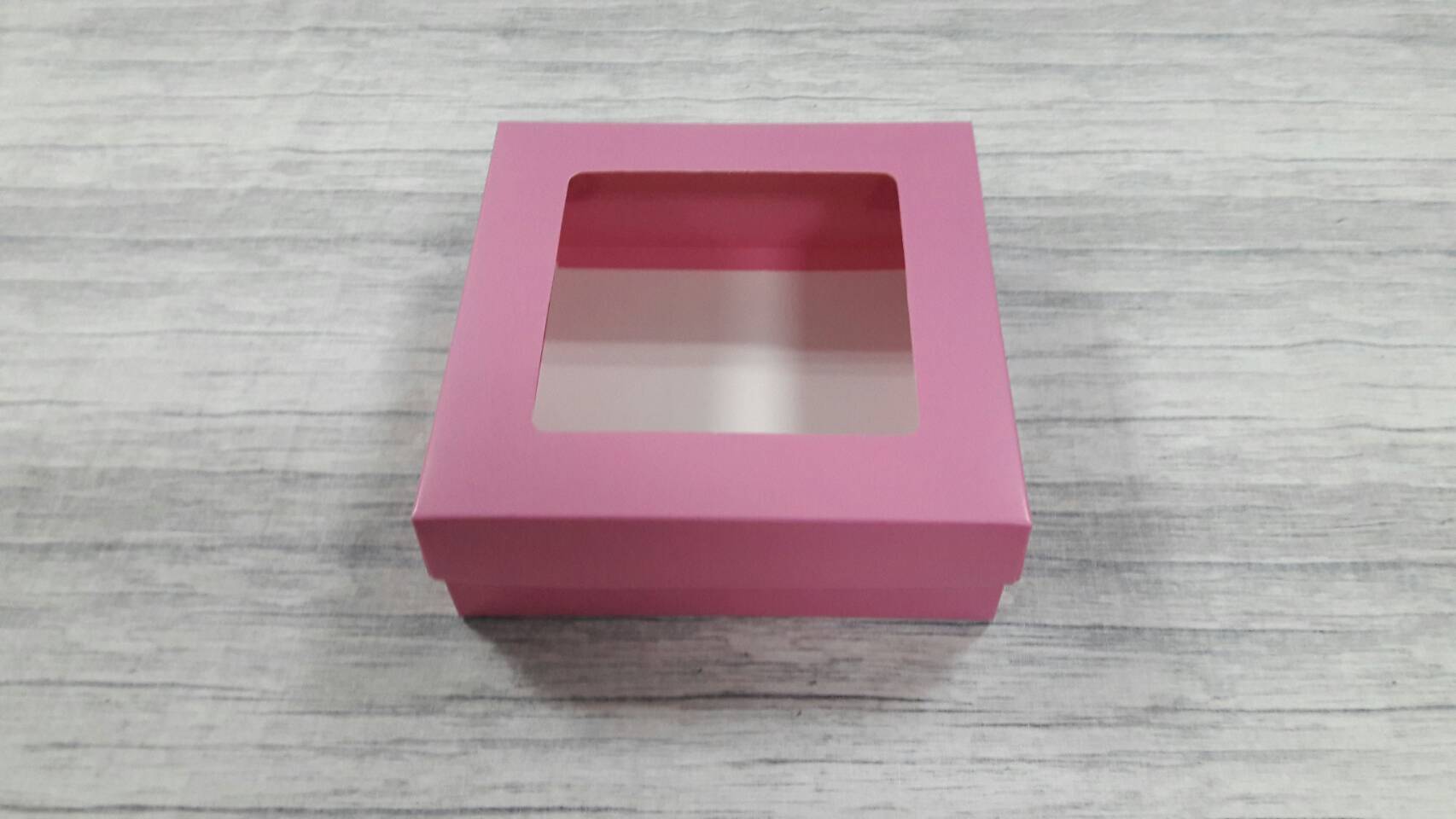 กล่องฝาครอบ กล่องของขวัญ กล่องเอนกประสงค์ กล่องแบบมีฝาครอบ ขนาด 17.5 x 17.5 x 6.0 ซม.(มีหน้าต่างพลาสติก) สีชมพู ราคา 470 บาท ต่อแพ็ค (20 ใบ)