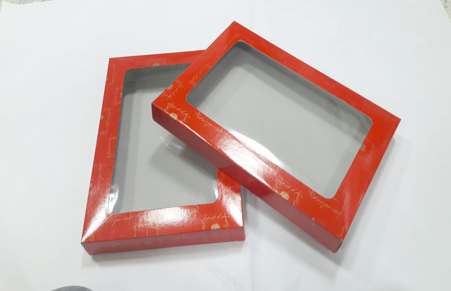 กล่องผ้าขนหนู กล่องผ้าห่ม กล่องสินค้าเอนกประสงค์ ขนาด 25.50 x 36.30 x 4.00 cm. สีแดงลายดอกไม้สีทอง แบบฝา 2 ข้าง (ฝาหัวท้าย มีหน้าต่างพลาสติก) ราคา 510 บาทต่อแพ็ค (20ใบ)