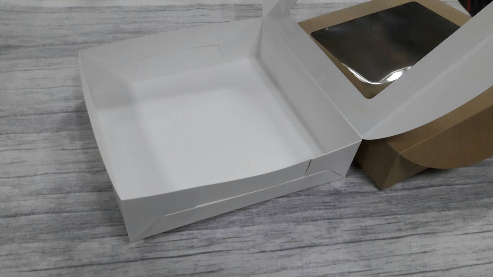 กล่องทรงแบน(มีหน้าต่างพลาสติก) ขนาด 24.5x24.5x6.5 ซม.กล่องเค้ก 2 ปอนด์ทรงเตี้ย กล่องคัพเค้ก กล่องขนม สีขาว ราคา 285 บาทต่อแพ็ค (20ใบ)