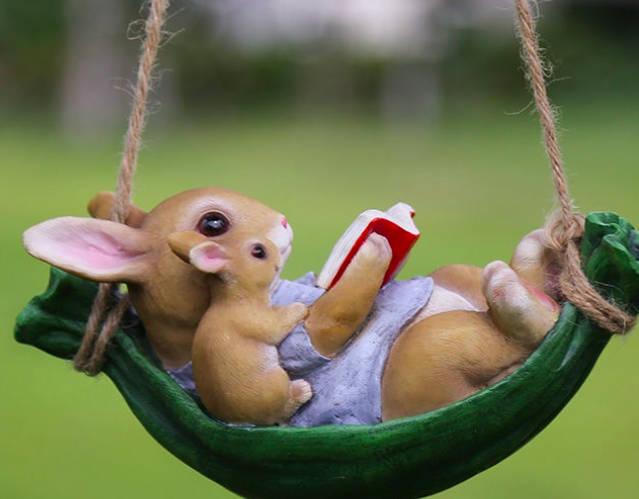 ตุ๊กตากระต่ายน้อยแต่งสวน นอนเปลอ่านหนังสือ