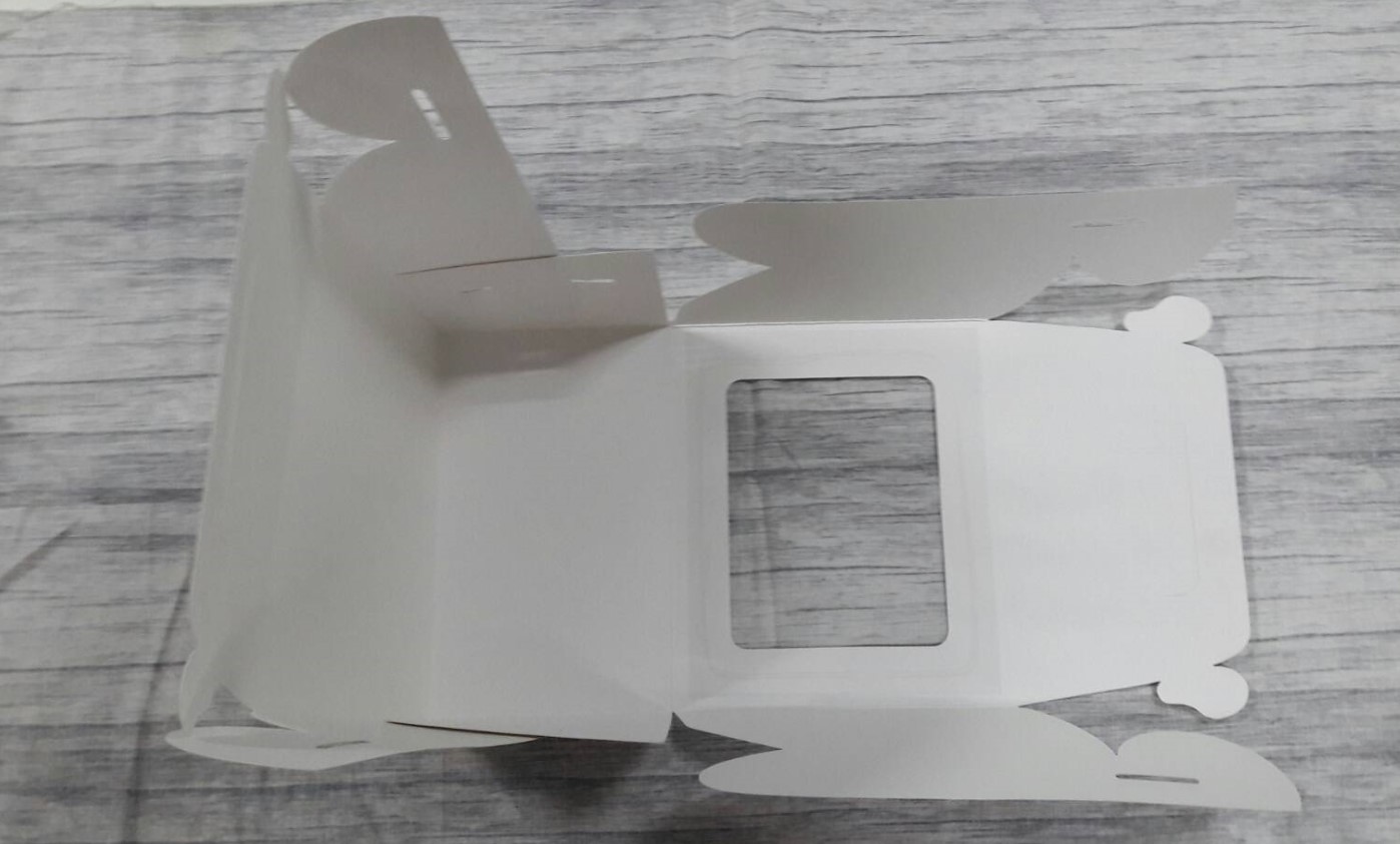 กล่องหูหิ้ว กล่องอเนกประสงค์ กล่องคุ๊กกี้ กล่องขนม ขนาด 12 x 20 x สูง 17 ซม.สีขาว (หน้าต่างพลาสติก) ราคา 325 บาทต่อแพ็ค (20ใบ)