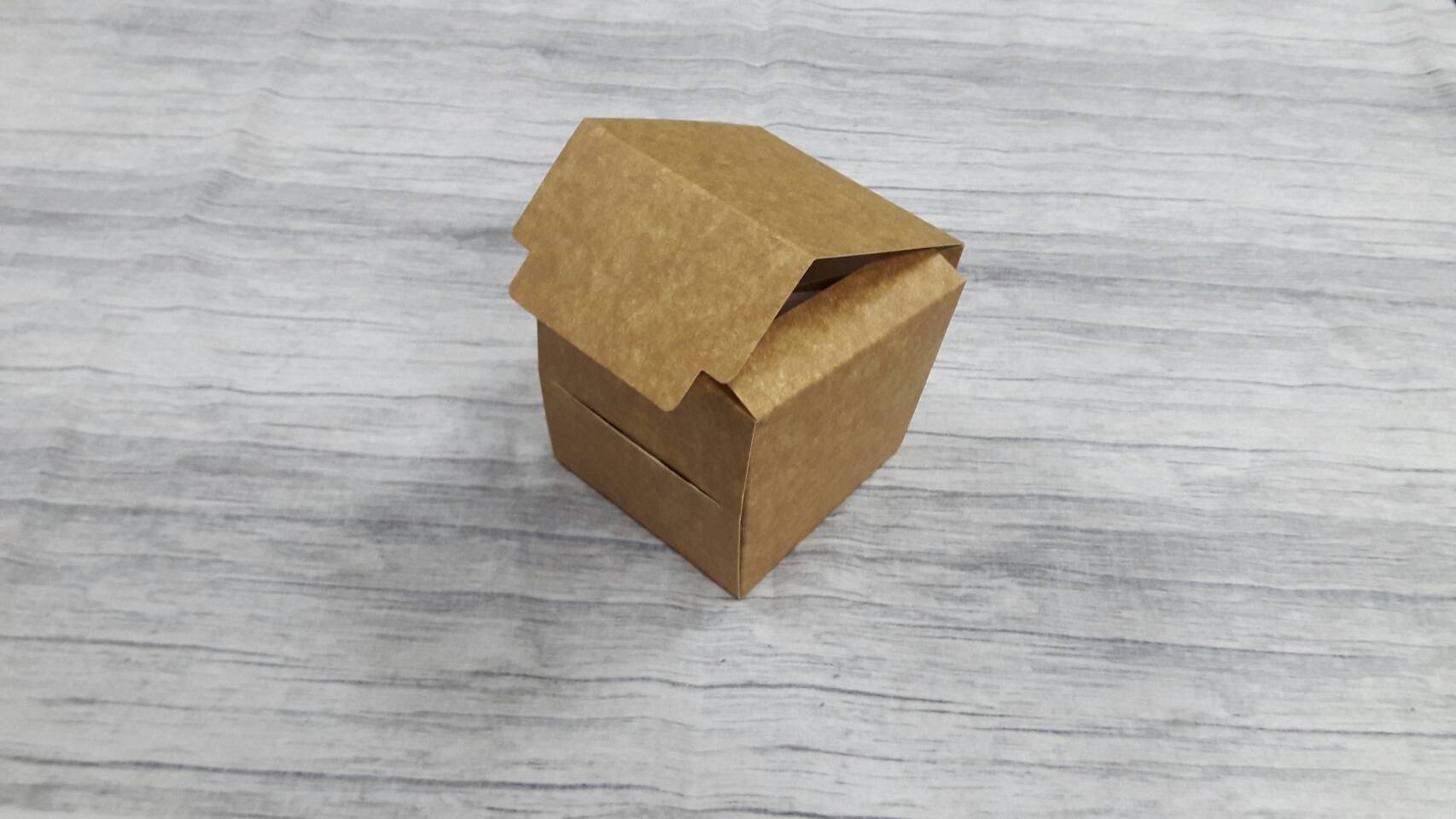 กล่องเค้กโรล กล่องขนม กล่องคัพเค้ก 1 ชิ้น กล่องเค้ก 1 ชิ้น สีคราฟท์หน้าขาวหลังน้ำตาล (CKB) ขนาด 9.0 x 9.0 x สูง 9.0 ซม. ราคา 120 บาทต่อแพ็ค (20ใบ)