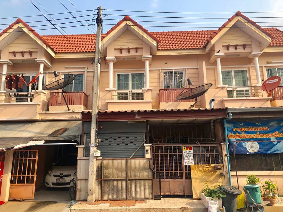 ขาวทาวน์เฮ้าส์ 2 ชั้น หมู่บ้านทัศนีย์ (รหัสทรัพย์ 201931) ซ.5 ต.บ้านฉาง อ.เมือง จ.ปทุมธานี