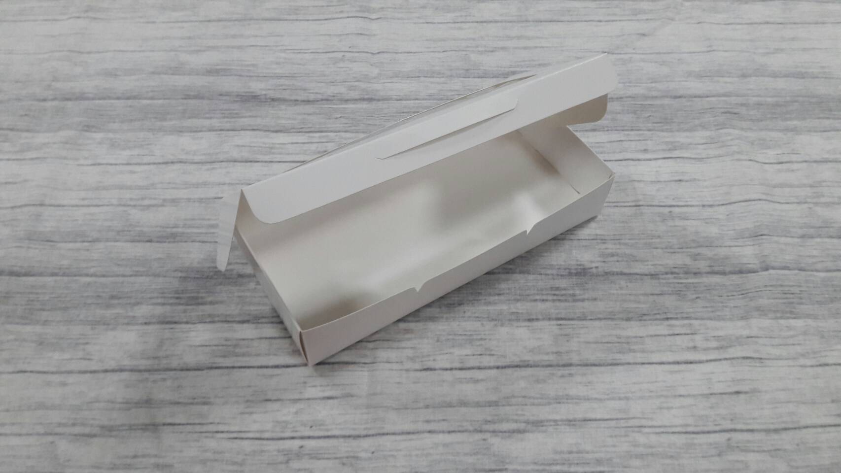 กล่องบราวนี่ กล่องขนม กล่องเอนกประสงค์ กล่องทรงหูช้างแบบฝาเสียบหน้า สีขาว ขนาด 10x20.5x3.8 ซม.(ฝาหน้าต่างพลาสติก) ราคา 190 บาทต่อแพ็ค (20 ใบ)