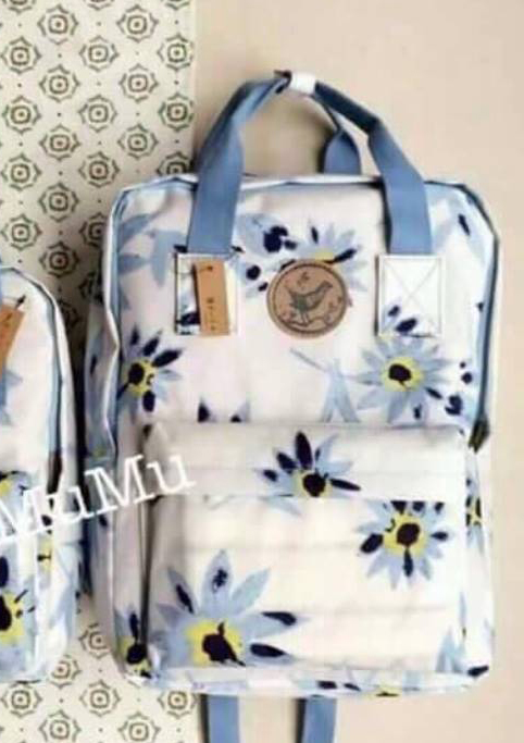 กระเป๋าเป้ผ้าสะพายหลัง mumu ผ้าเคลือบกันน้ำ ลายดอกไม้น้ำเงินฟ้า (Size L)