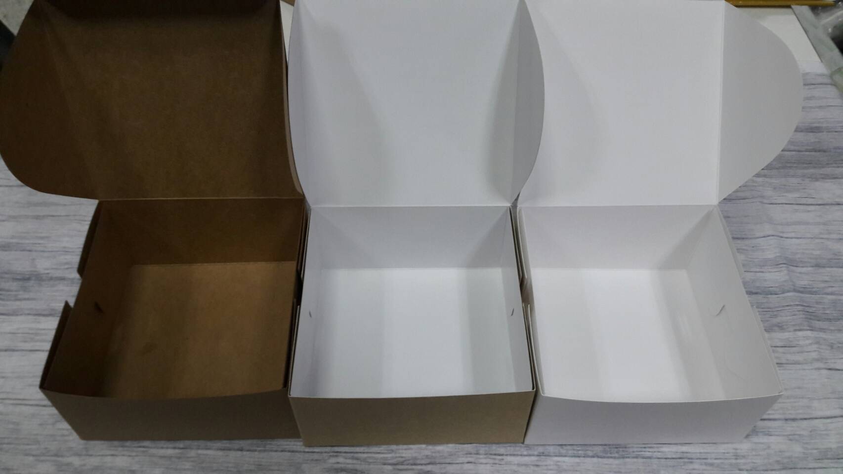 กล่องสแน็ค กล่องอาหารว่าง Snack Box กล่องคอฟฟี่เบรค กล่องคัพเค้ก แบบไม่มีหน้าต่าง สีคราฟท์น้ำตาลอ่อน ขนาด 13.5x13.5x7.0 ซม. ราคา 145 บาทต่อแพ็ค(20ใบ)