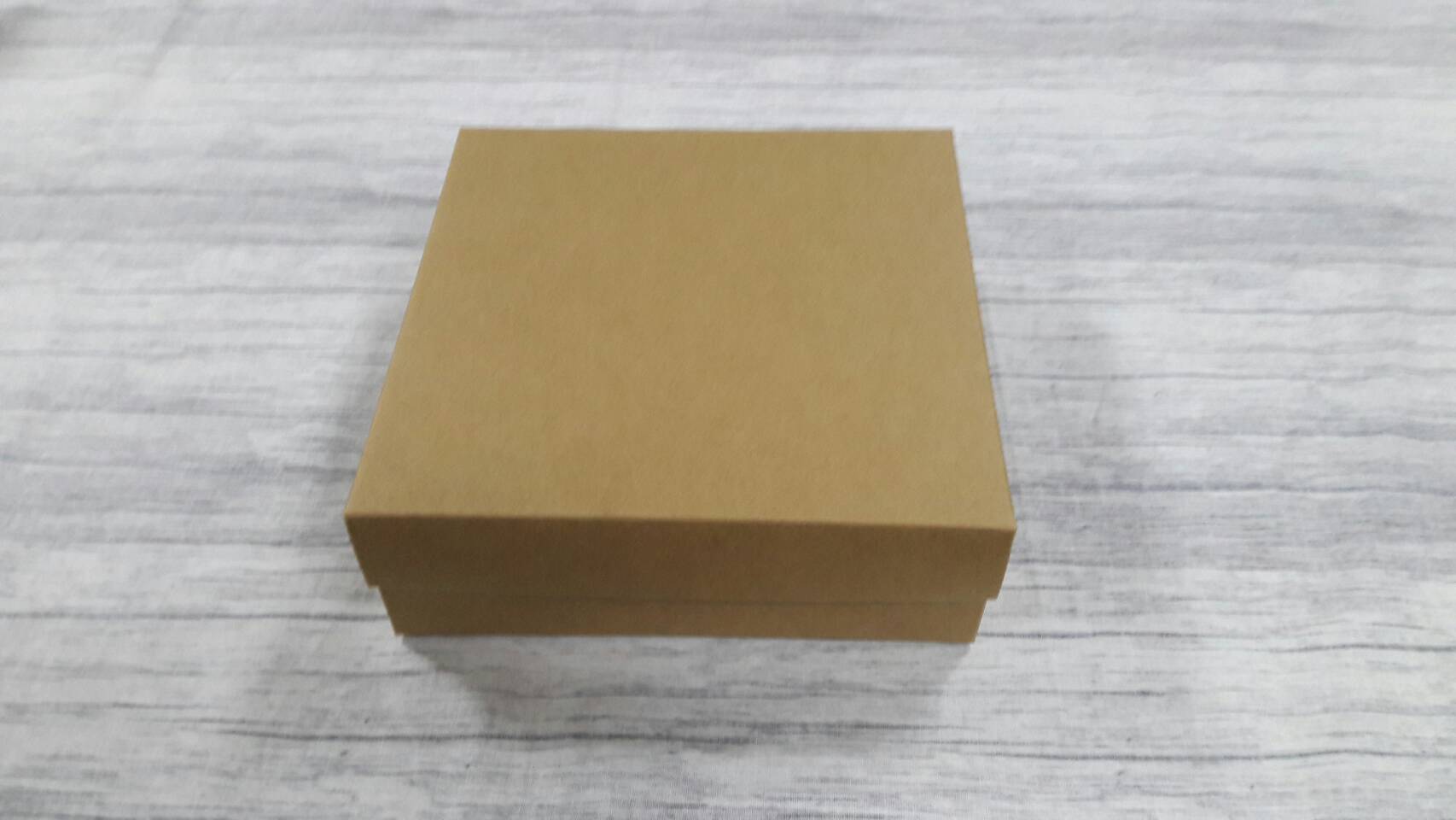 กล่องฝาครอบ กล่องของขวัญ กล่องเอนกประสงค์ กล่องแบบมีฝาครอบ ขนาด 17.5 x 17.5 x 6.0 ซม.สีคราฟท์น้ำตาลเข้ม (แบบฝาทึบ) ราคา 420 บาท ต่อแพ็ค (20 ใบ)