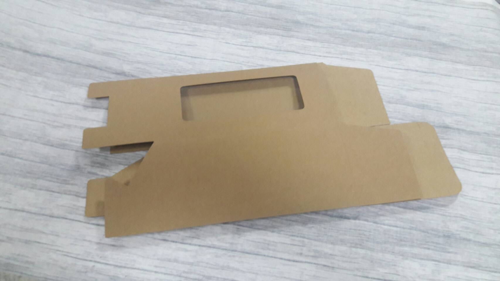 กล่องอเนกประสงค์ แบบทรงฝาปิดเปิด ท้ายก้นขัด กล่องของขวัญ กล่องเครื่องสำอางค์ สีคราฟท์น้ำตาลเข้ม ขนาด 11x11x22.7 ซม.(มีหน้าต่างพลาสติก) ราคา 315 บาทต่อแพ็ค (20 ใบ)