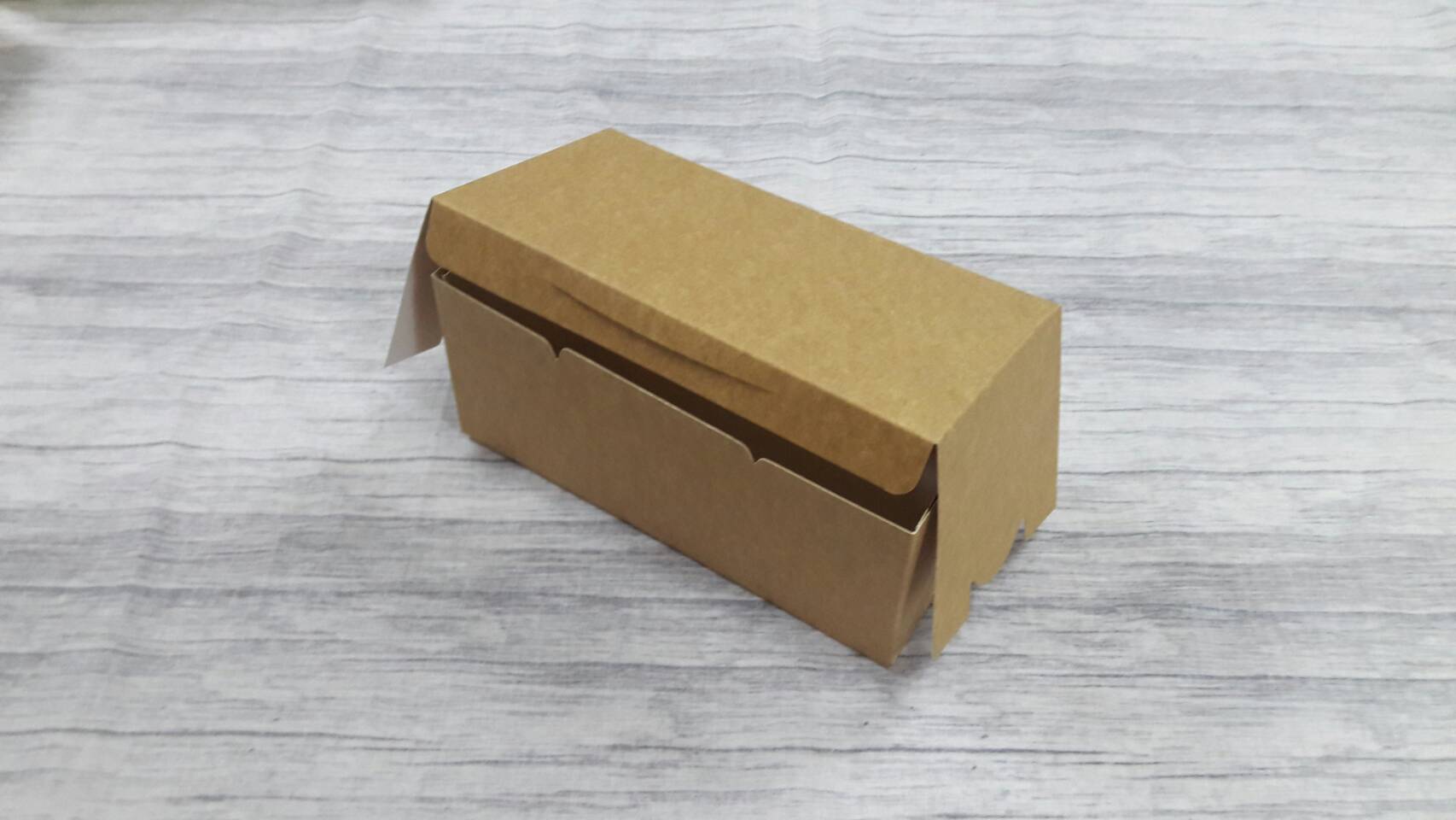 กล่องขนม กล่องเค้ก กล่องคัพเค้ก กล่องชิฟฟ่อน กล่องช้อคโกแล็ต กล่องคุ๊กกี้ กล่องไม่มีหน้าต่าง (ฝาทึบ) ขนาด 9.5x18x7.8ซม.สีคราฟท์น้ำตาลอ่อน (CKB) (ราคา 165 บาทต่อแพ็ค (20 ใบ)