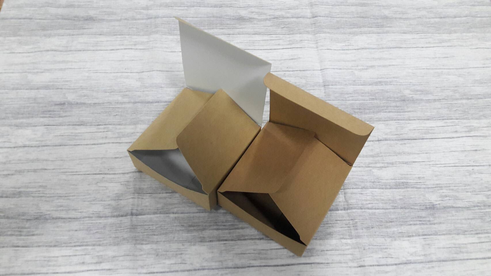 กล่องของขวัญ กล่องแบบฝาหัวท้าย กล่องอเนกประสงค์ สีคราฟท์น้ำตาลเข้ม ขนาด10.5x10.5x4 ซม. กล่องของที่ระลึก กล่องเครื่องสำอางค์ กล่องของใช้ ราคา 155 บาท/20 ใบ