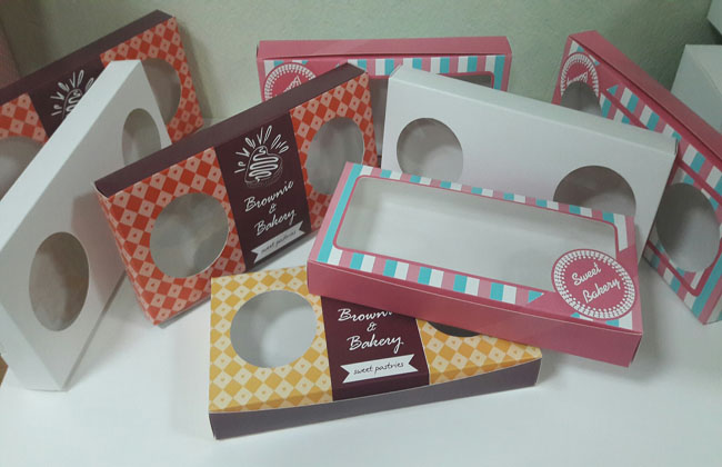 กล่องบราวนี่ 3-4 ชิ้น กล่องทรงแบน กล่องช็อคโกแลต กล่องขนมฟู้ดเกรด สีคราฟท์น้ำตาล่อน กว้าง 10.0 x ยาว 22.0 x สูง 3.0 ซม. ราคา 130 บาท ต่อแพ็ค (20 ใบ)