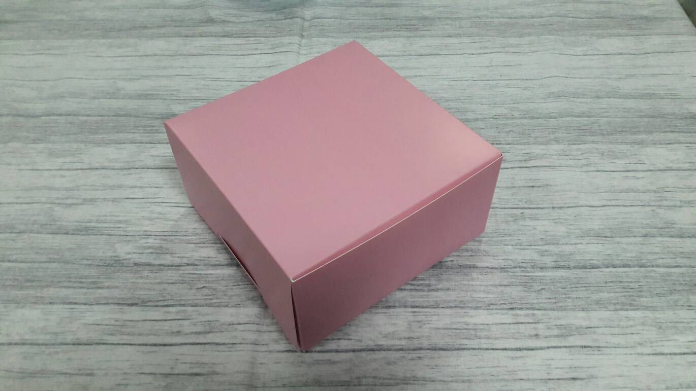 กล่องคัพเค้ก 4 ชิ้น (แบบไม่มีฐานรอง) กล่องเค้กครึ่งปอนด์ กล่องขนม กล่องสแน็ค Snack Box กล่องคอฟฟี่เบรค สีชมพู ขนาด 15.0x15.0x7.6 ซม. (แพ็คละ 150 บาทต่อ 20ใบ)