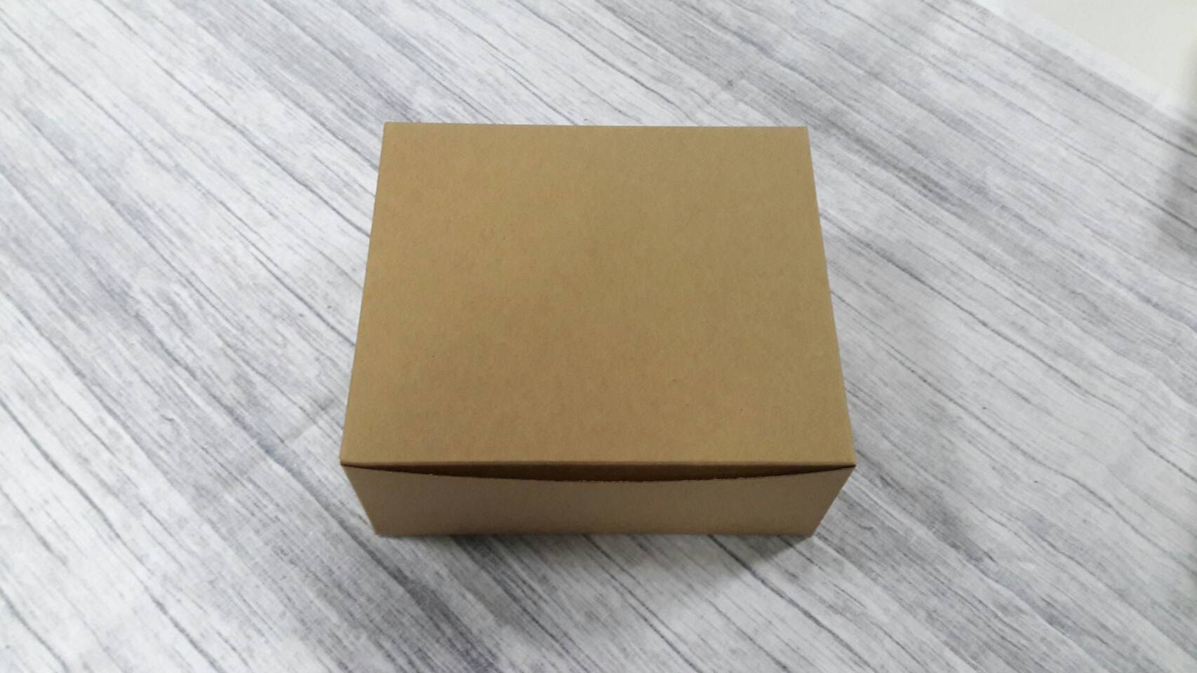 กล่องบราวนี่ กล่องชิฟฟ่อน กล่องขนม Snack Box กล่องสแน็ค กล่องอาหารว่าง ขนาด 14 x 16 x 6.5 ซม.สีคราฟท์น้ำตาลเข้ม ราคา 145 บาท (20ใบ/แพ็ค)