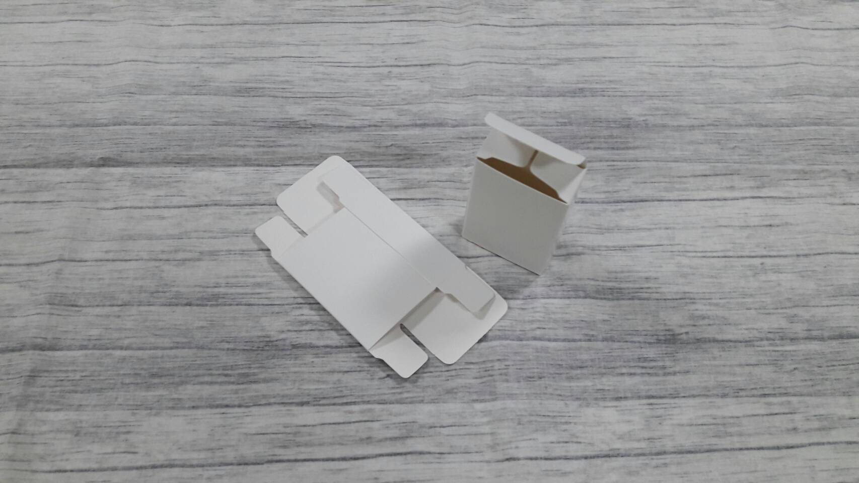 กล่องของขวัญ กล่องอเนกประสงค์ กล่องของที่ระลึก กล่องเครื่องสำอางค์ กล่องสบุู่ กล่องขนม กล่องแบบฝาหัวท้าย สีขาว ขนาด 5.1x2.5x7.5 ซม. (กระดาษหนา 350 แกรม) ราคา 195 บาทต่อแพ็ค(50 ใบ)