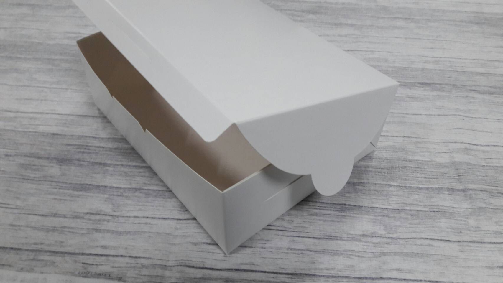 กล่องขนม กล่องเค้ก กล่องคัพเค้ก กล่องบราวนี่ กล่องชิฟฟ่อน กล่องสแน็ค ขนาด 17.5x22.0x7.4 ซม. สีขาว แบบฝาทึบ ราคา 210 บาท(ต่อแพ็ค20ใบ)