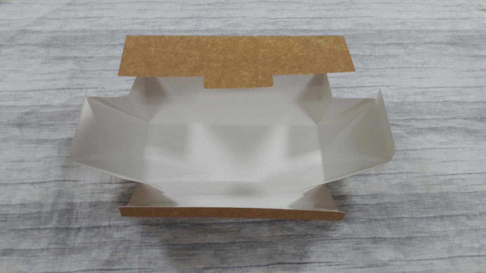 กล่องเค้กโรล กล่องคัพเค้ก 3 ชิ้น กล่องเค้ก 3-4 ชิ้น กล่องขนม สีคราฟท์น้ำตาลอ่อน(CKB) ขนาด 9 x 24 x 9 ซม.ราคา 230 บาทต่อแพ็ค(20 ใบ)