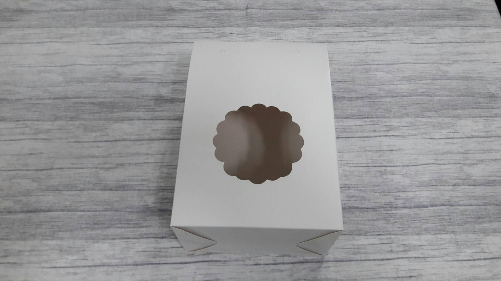 กล่องคุ๊กกี้ กล่องขนม กล่องอเนกประสงค์ สีขาว ขนาด 10.2 x 15.2 x สูง 22.5 ซม. ราคา 250 บาทต่อแพ็ค (20ใบ)