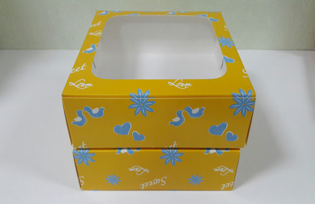 กล่องบราวนี่ กล่องชิฟฟ่อน กล่องช๊อกโกแลต กล่องพาย กล่องขนมเปี๊ยะ ลายสีเหลืองฟ้า ขนาด 15.0 x 15.0 x 5.0 ซม. ราคา 160 บาทต่อแพ็ค (20ใบ)