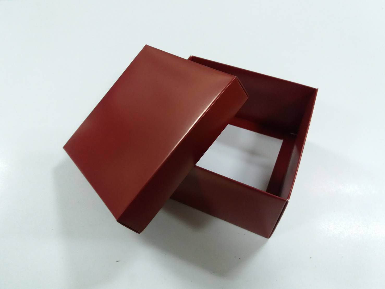 กล่องฝาครอบ กล่องอเนกประสงค์ กล่องของขวัญ กล่องที่ระลึก กล่องแบบมีฝาครอบ ขนาด 13 x 13 x 7 ซม. สีแดงเข้ม ราคา 380 บาท ต่อแพ็ค (20 ใบ)