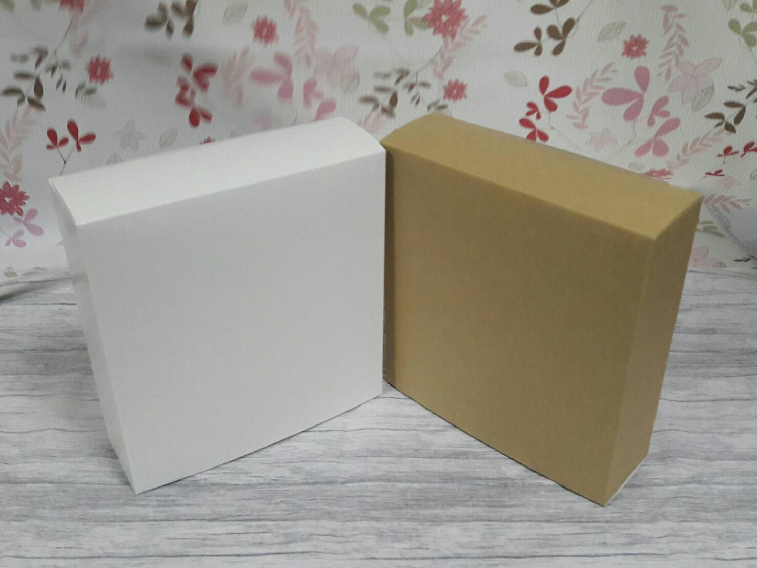 กล่องของขวัญ กล่องอเนกประสงค์ กล่องของที่ระลึก กล่องเครื่องสำอางค์ กล่องของใช้ กล่องแบบฝาหัวท้าย สีขาว ขนาด 6.0x19.3x21.0 ซม.ราคา 255 บาท(20 ใบ)