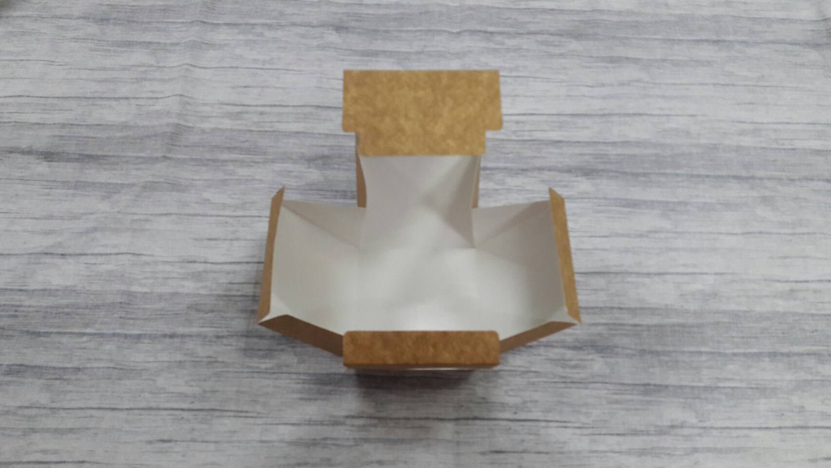 กล่องเค้กโรล กล่องขนม กล่องคัพเค้ก 1 ชิ้น กล่องเค้ก 1 ชิ้น สีคราฟท์หน้าขาวหลังน้ำตาล (CKB) ขนาด 9.0 x 9.0 x สูง 9.0 ซม. ราคา 120 บาทต่อแพ็ค (20ใบ)