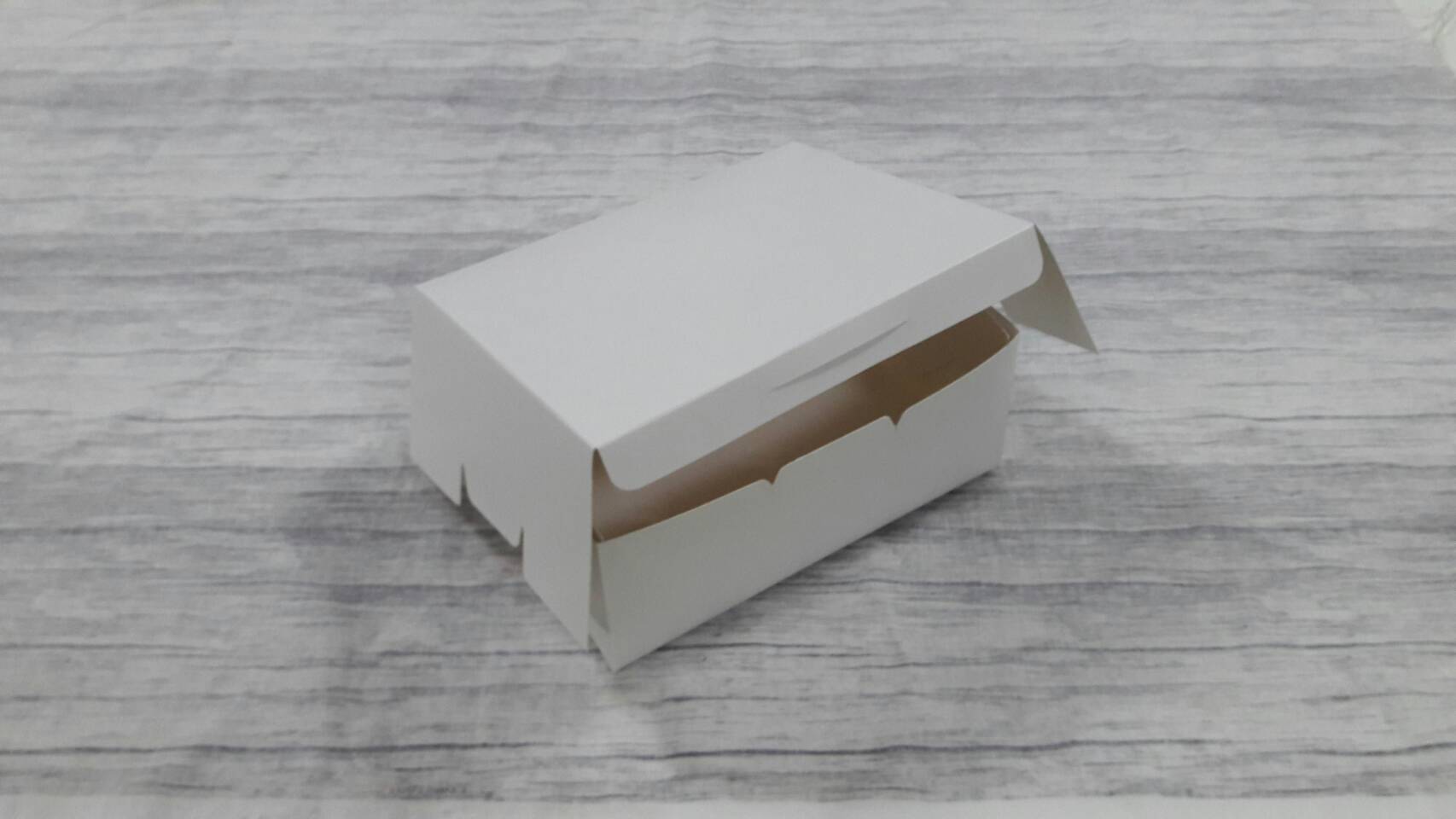 กล่องขนม กล่องเค้ก กล่องคัพเค้ก กล่องชิฟฟ่อน กล่องอเนกประสงค์ (แบบฝาทึบ) ขนาด 14.0x17.0x7.0 ซม. สีขาว ราคา 145 บาทต่อแพ็ค (20ใบ)