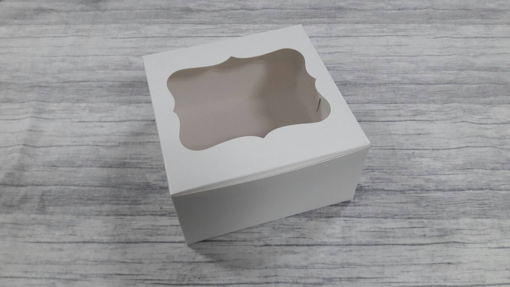 กล่องเค้กครึ่งปอนด์ กล่องคัพเค้ก 4 ชิ้น กล่องเค้ก กล่องขนม กล่องเบเกอรี่ สีขาว ขนาด 16.8x16.8x9 ซม.ราคา 220 บาทต่อแพ็ค (20ใบ)