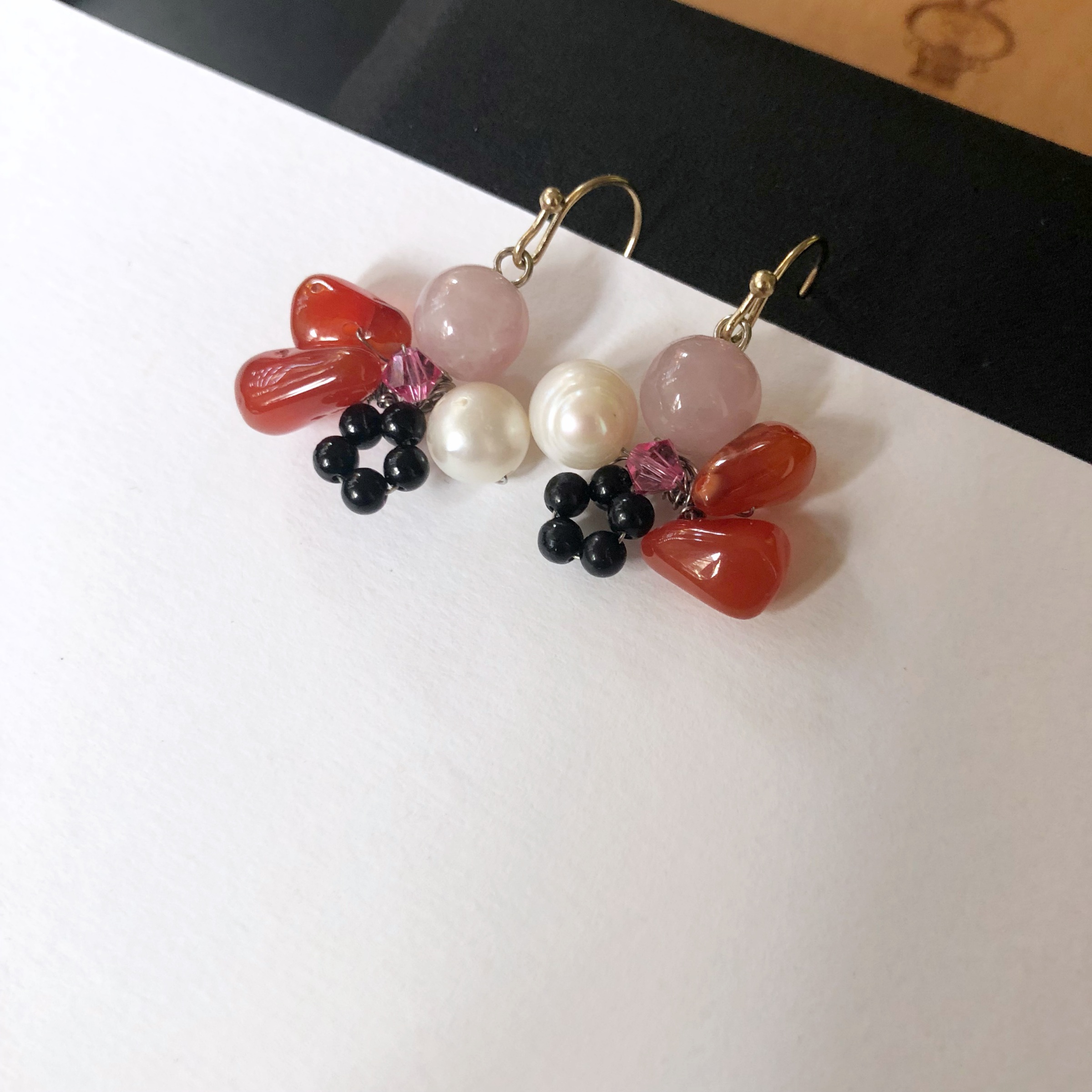ต่างหูหินแท้ "Little Vivian" Rose Quartz Madagascar Earring (Manifest Love)