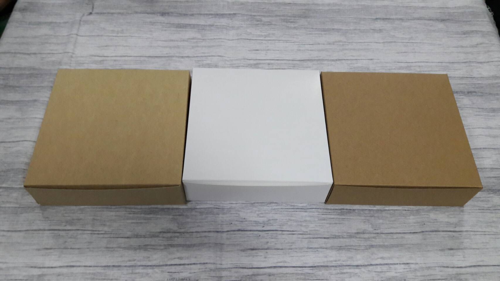 กล่องขนม กล่องบราวนี่ กล่องชิฟฟ่อน ขนาด 16 x 16 x 5 ซม. กล่องสแน็ค กล่องอาหารว่าง แบบไม่มีหน้าต่าง สีคราฟท์น้ำตาลอ่อน ราคา 145 บาท (20ใบ/แพ็ค)