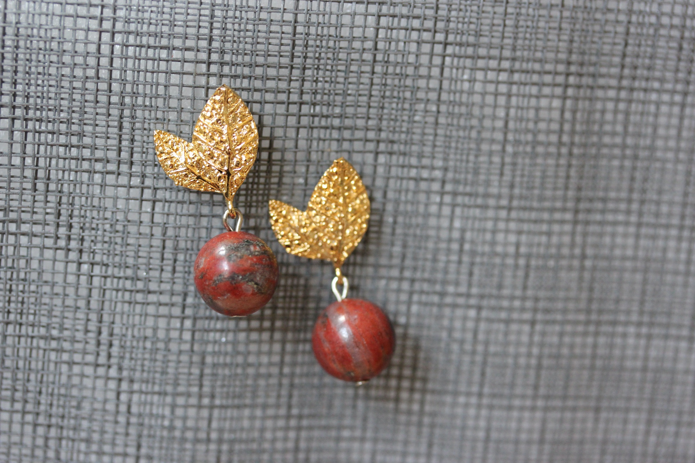 ต่างหูหินแท้ Red Sesame Jasper Earring (Root Chakra Healing)