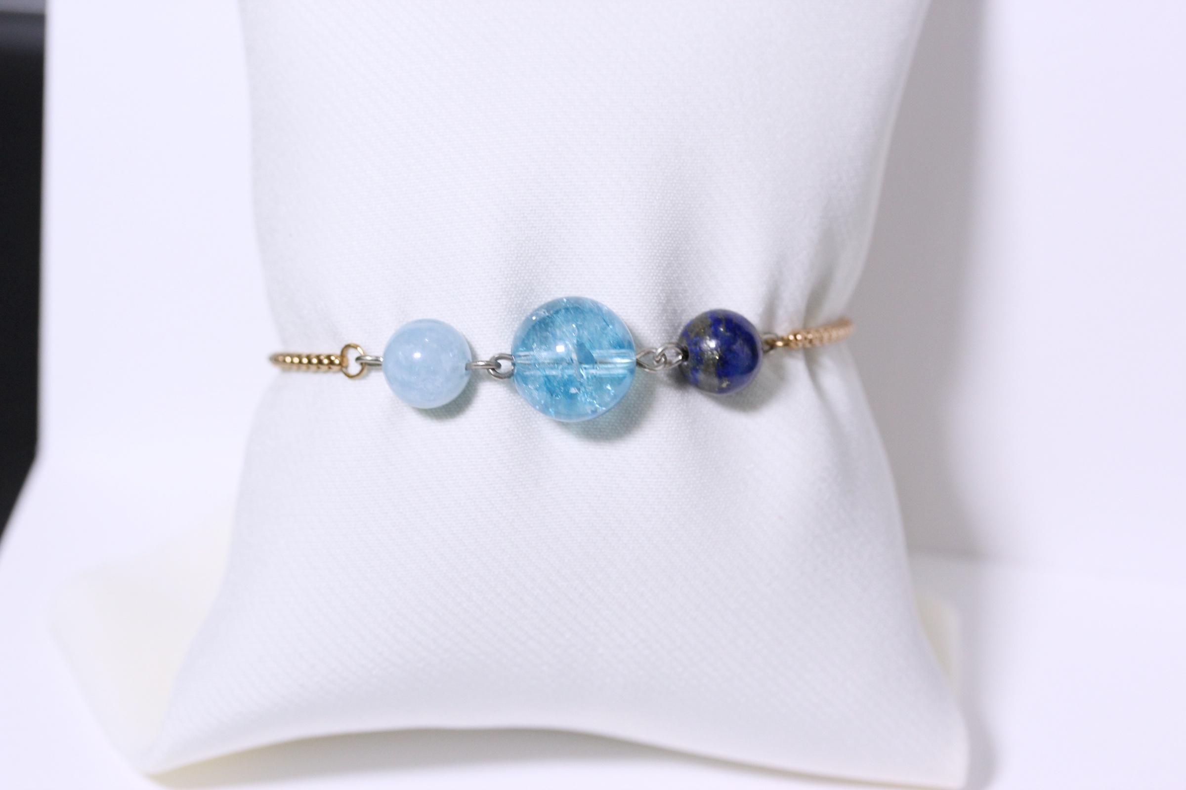 สร้อยข้อมือหินแท้ "Muse" Speak UP Bracelet(Blue Topaz,Lapis Lazuli)สีRose Gold