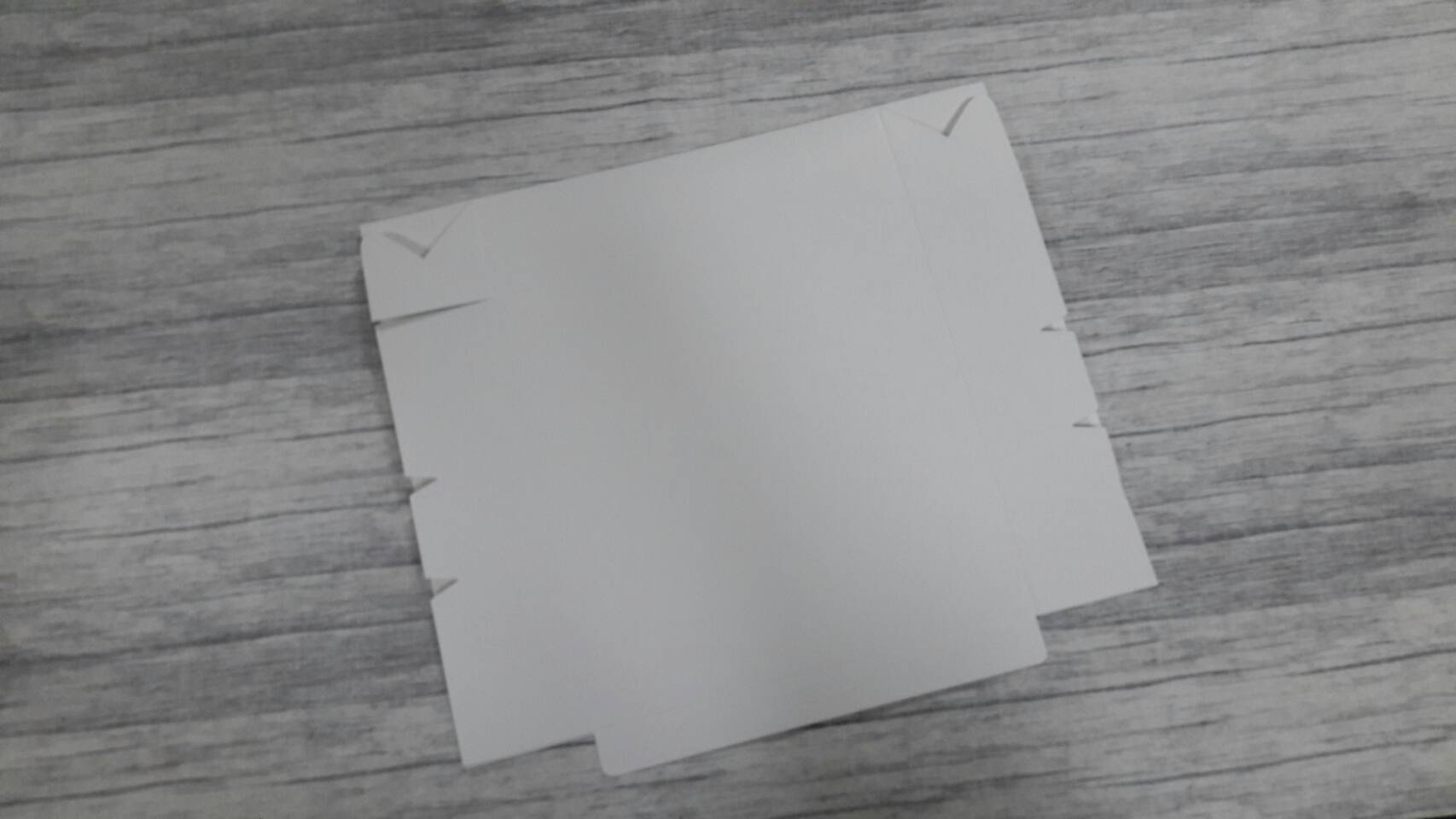 กล่องทรงแบน (ฝาทึบ) กล่องเค้ก 1 ปอนด์ทรงเตี้ย กล่องคัพเค้ก กล่องขนม กล่องจัดเบรค กล่องอเนกประสงค์ ขนาด 20x20x5.5 ซม.สีขาว ราคา 190 บาทต่อแพ็ค (20ใบ)