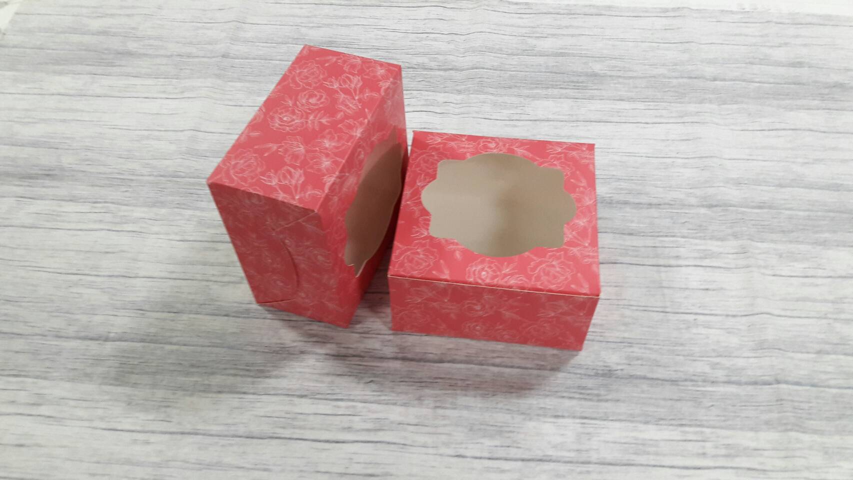 กล่องเค้กชิ้น กล่องเค้กครึ่งปอนด์ กล่องคัพเค้ก 4 ชิ้น(ไม่มีฐานรอง) กล่องขนม ลายดอกไม้ ขนาด 12.8 x 12.8 x 7.0 ซม.ราคา 150 บาทต่อแพ็ค (20ใบ)