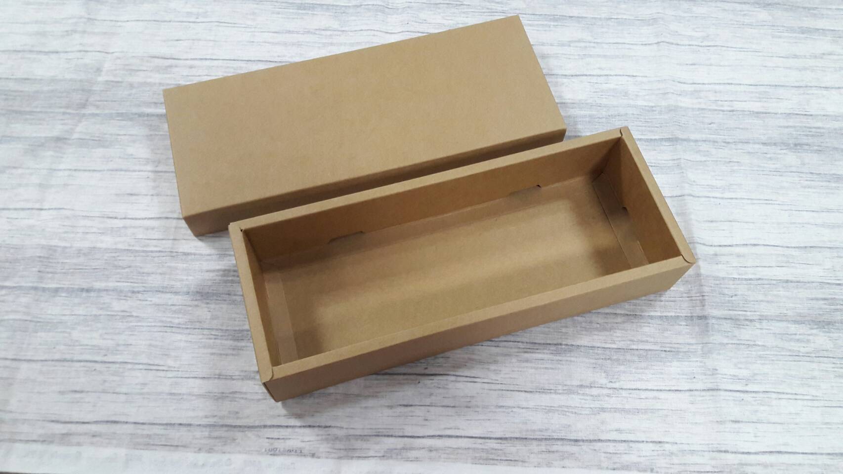 กล่องของขวัญ กล่องฝาครอบ กล่องขนม กล่องอเนกประสงค์ สีคราฟท์น้ำตาลเข้ม ขนาด 11 x 28.5 x 5 ซม. (แบบฝาทึบ) ราคา 375 บาทต่อแพ็ค (20 ใบ)