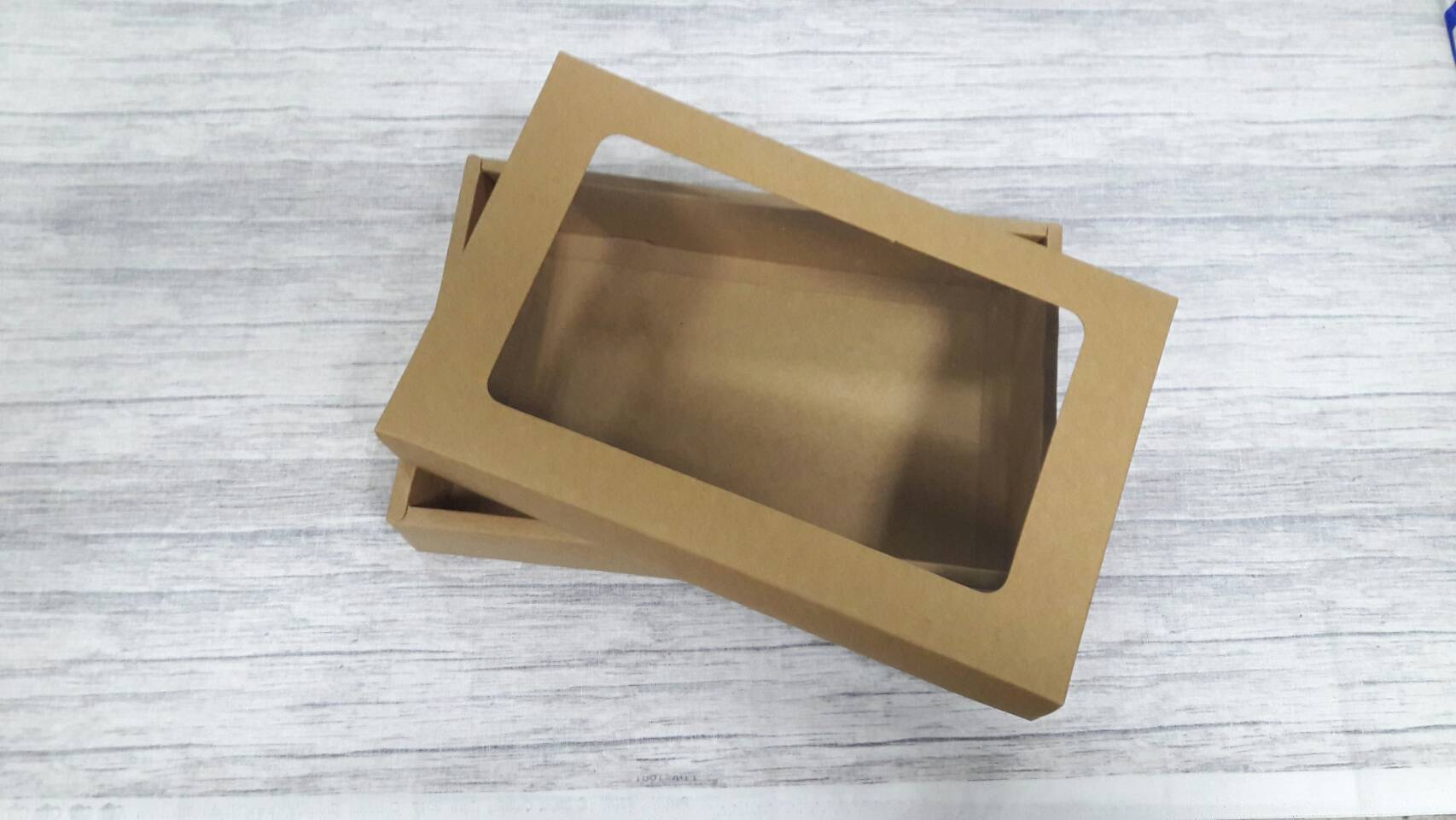 กล่องของขวัญ กล่องฝาครอบ กล่องของที่ระลึก กล่องอเนกประสงค์ กล่องพวงมาลัย กล่องใส่ผ้าไหม ขนาด 16.6x26x5 ซม. สีคราฟท์น้ำตาลเข้ม (มีหน้าต่างพลาสติก) ราคา 470 บาทต่อแพ็ค (20 ใบ