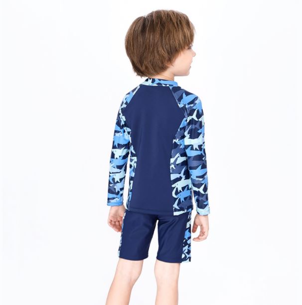 ชุดว่ายน้ำเด็กชายโต เสื้อแขนยาวซิปหน้า กางเกงขาสั้น (เอวยางยืด มีเชือกผูกเอว) สีกรมท่า รุ่น MoMaSong ป้องกันรังสี UV พร้อมหมวก