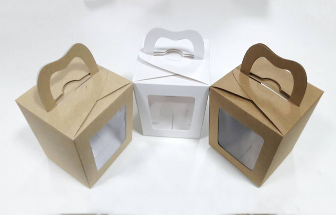 กล่องหูหิ้วแบบหน้าต่างพลาสติก 2 ด้าน ขนาด 9x9x10ซม. กล่องคุ๊กกี้ กล่องขนม กล่องคัพเค้ก กล่องเค้ก กล่องเบเกอรี่ สีคราฟท์น้ำตาลอ่อน ราคา 125 บาทต่อแพ็ค(20ใบ)