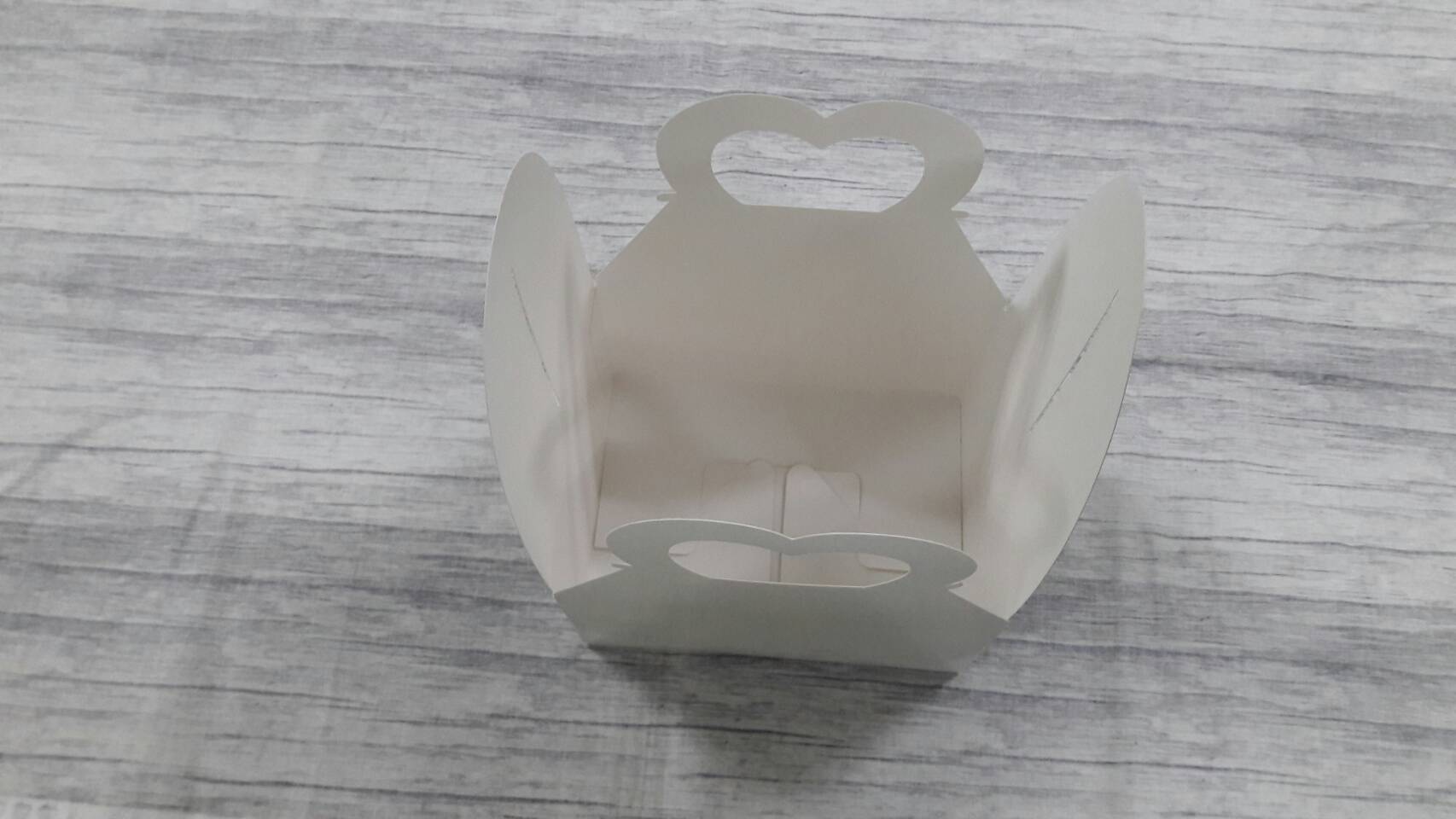 กล่องหูหิ้ว กล่องคุ๊กกี้ กล่องขนม กล่องคัพเค้ก กล่องเค้ก กล่องเบเกอรี่ กล่องสแน็ค กล่องอเนกประสงค์ สีขาว ขนาด 14x18x10 ซม. ราคา 245 บาท ต่อแพ็ค(20ใบ)