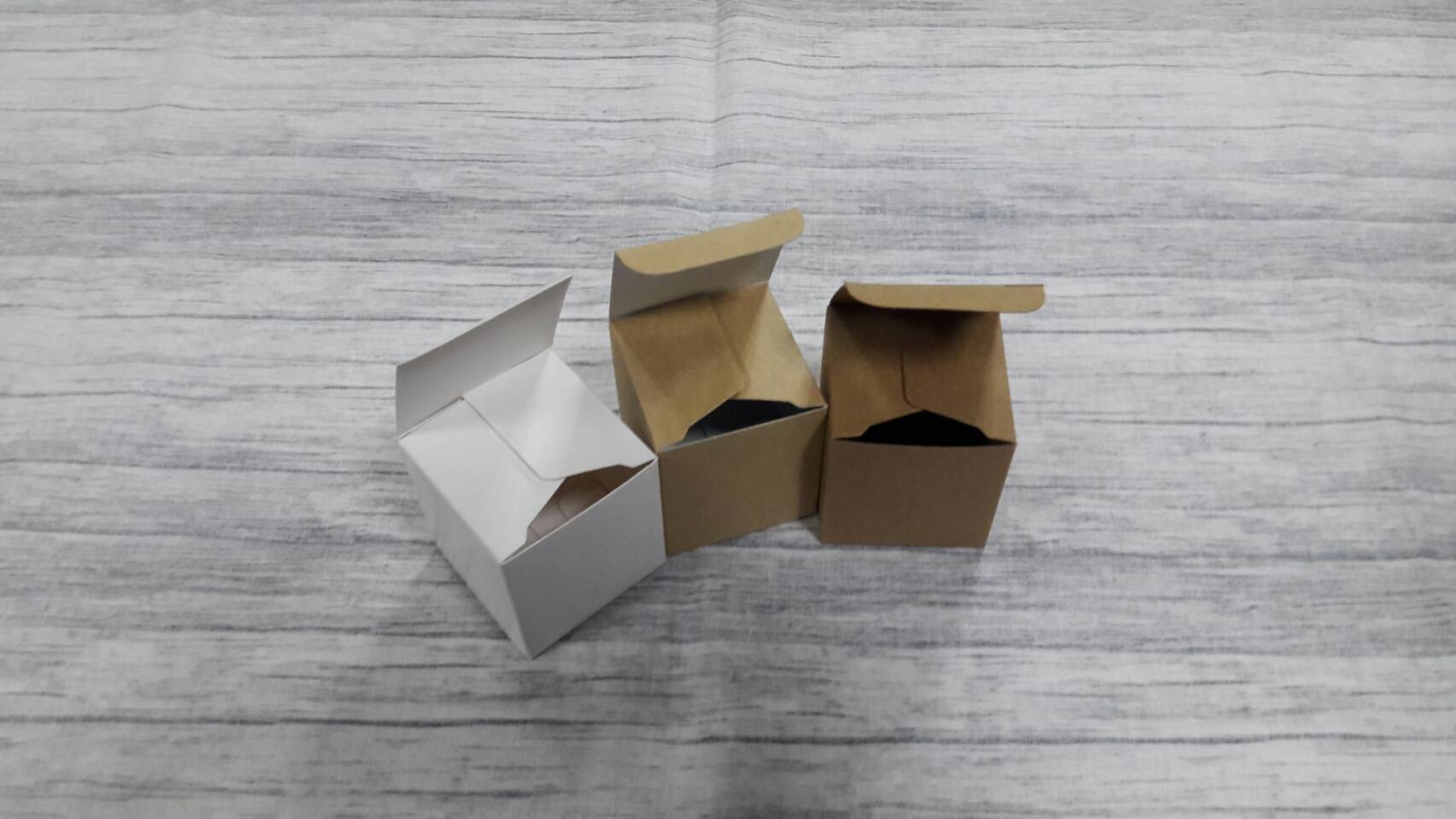 กล่องเอนกประสงค์ สีคราฟท์น้ำตาลอ่อน 5x5x5.5 ซม. แบบทรงฝาปิดเปิด ท้ายก้นขัด กล่องของขวัญ กล่องเครื่องสำอางค์ ราคา 205 บาทต่อแพ็ค(50 ใบ)