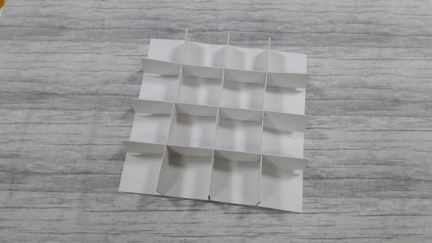 ฐานกั้นสินค้า ตัวกั้นสินค้า 16 ช่อง (แต่ละช่อง 7.5x7.5x4.0ซม.) สีขาว ขนาด 31.0 x 31.0 x 4.0 ซม.(เมื่อพับขึ้นรูป) ราคา 280 บาทต่อแพ็ค(20 ชิ้น) (ใช้กับกล่องของที่้ร้าน)