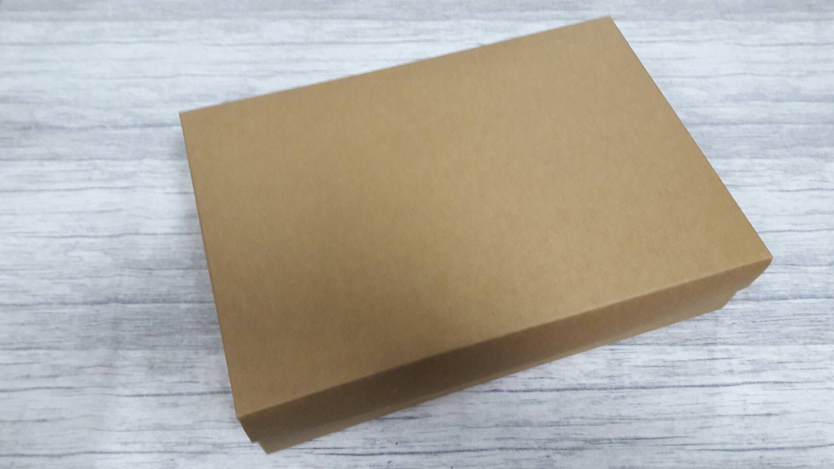 กล่องฝาครอบ กล่องแบบมีฝาครอบ กล่องของขวัญ กล่องอเนกประสงค์ ขนาด 20.5 x 30.0 x 7.0 cm. สีคราฟท์น้ำตาล (แบบฝาทึบ) ราคา 615 บาท ต่อแพ็ค (20 ใบ)